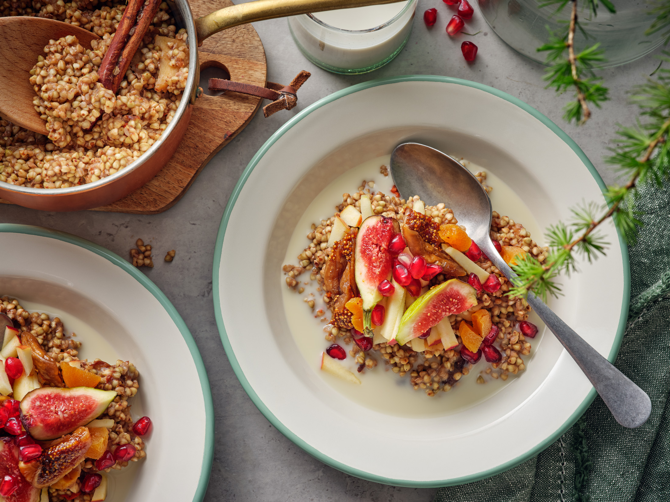 gröt på tallrik med frutk