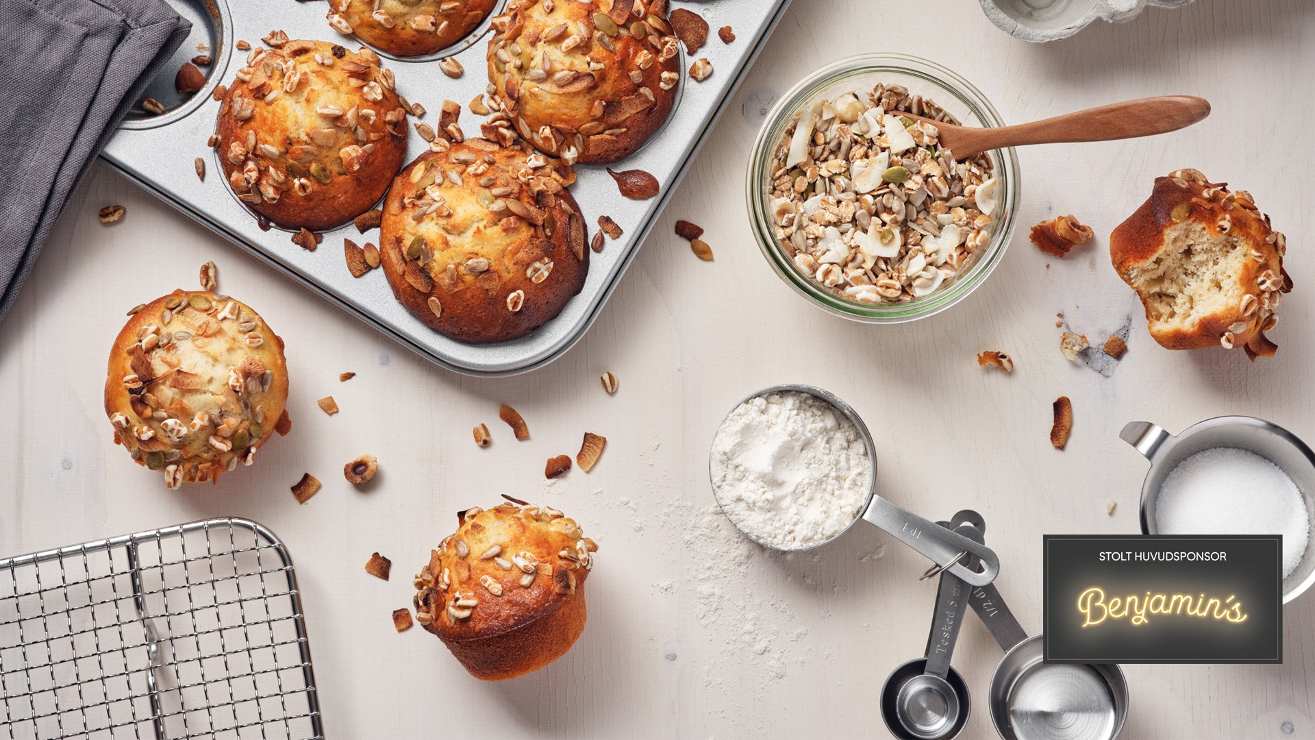 Müslimuffins i form med ingredienser runt omkring