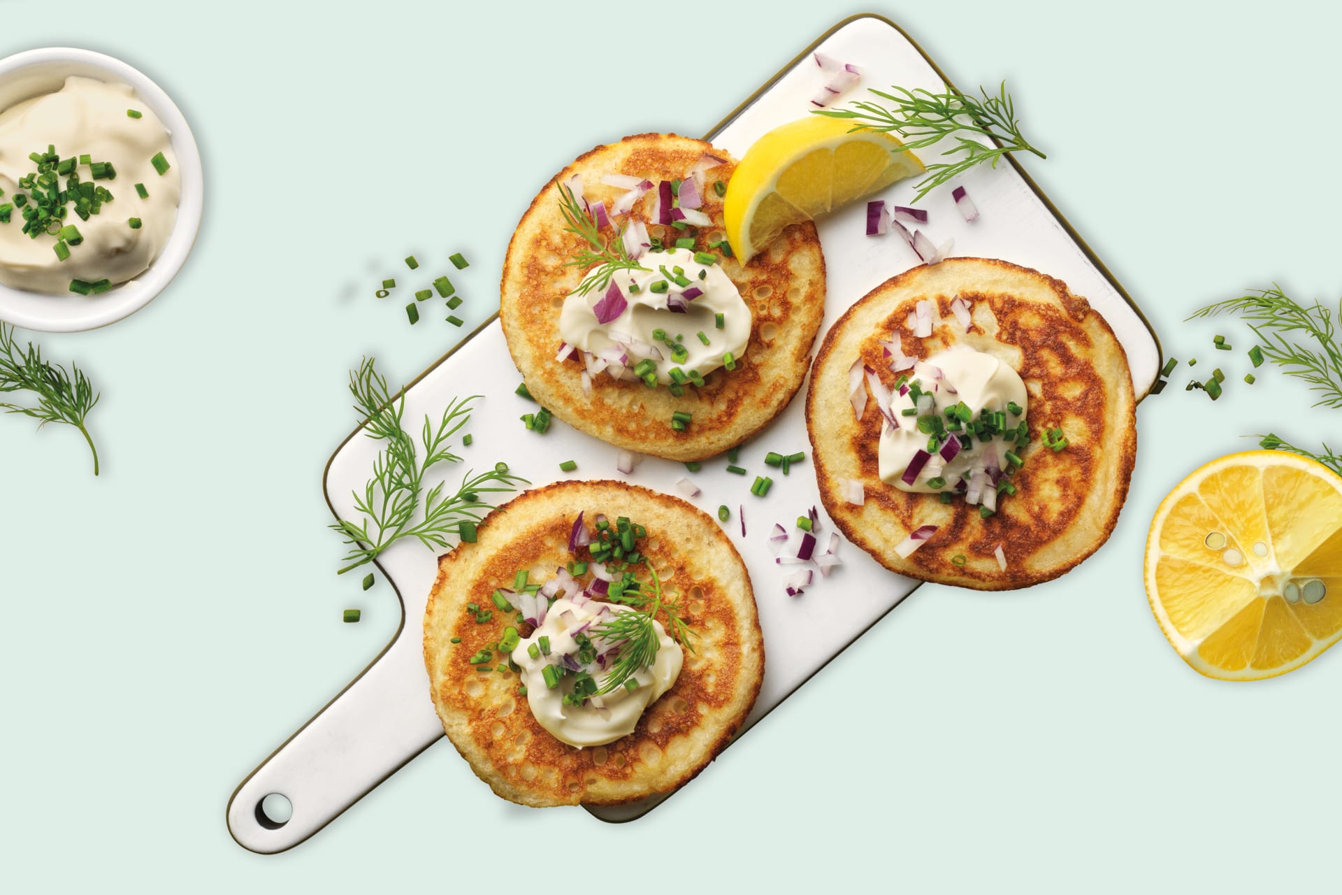 Blinier på en skärbräda