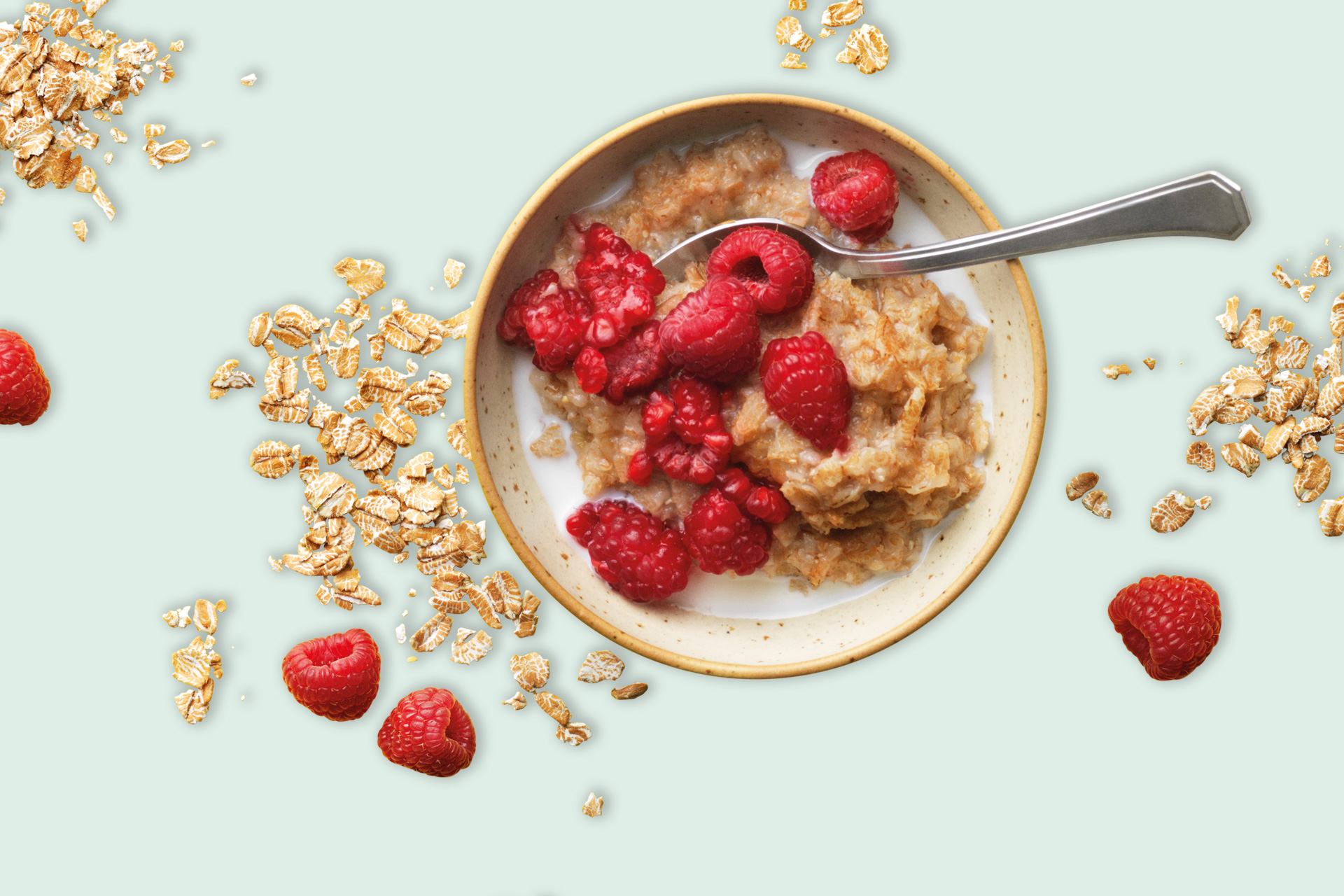 Tallrik med dinkelgröt toppad med hallon