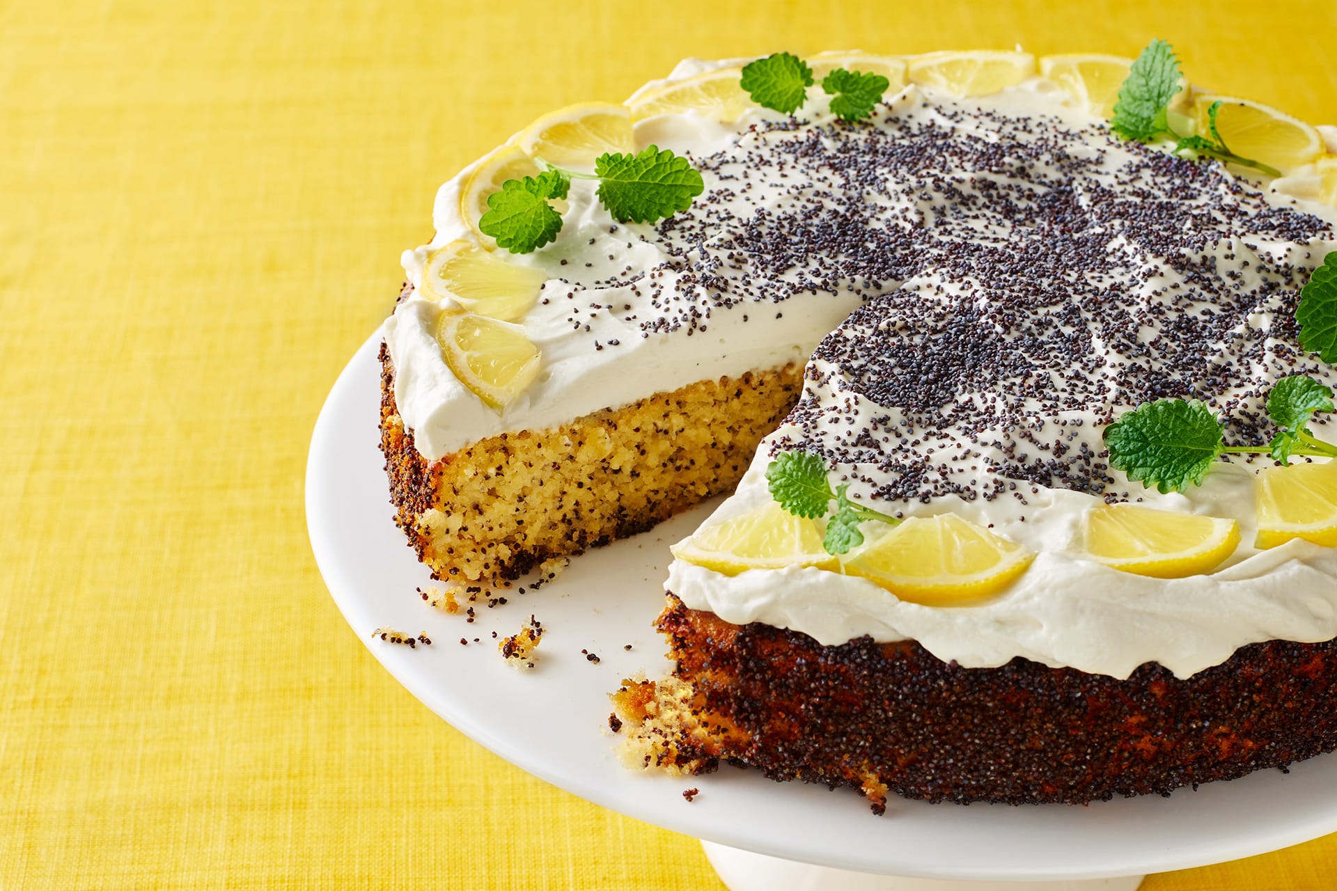 glutenfri vallmokaka upplagd på ett tårtfat