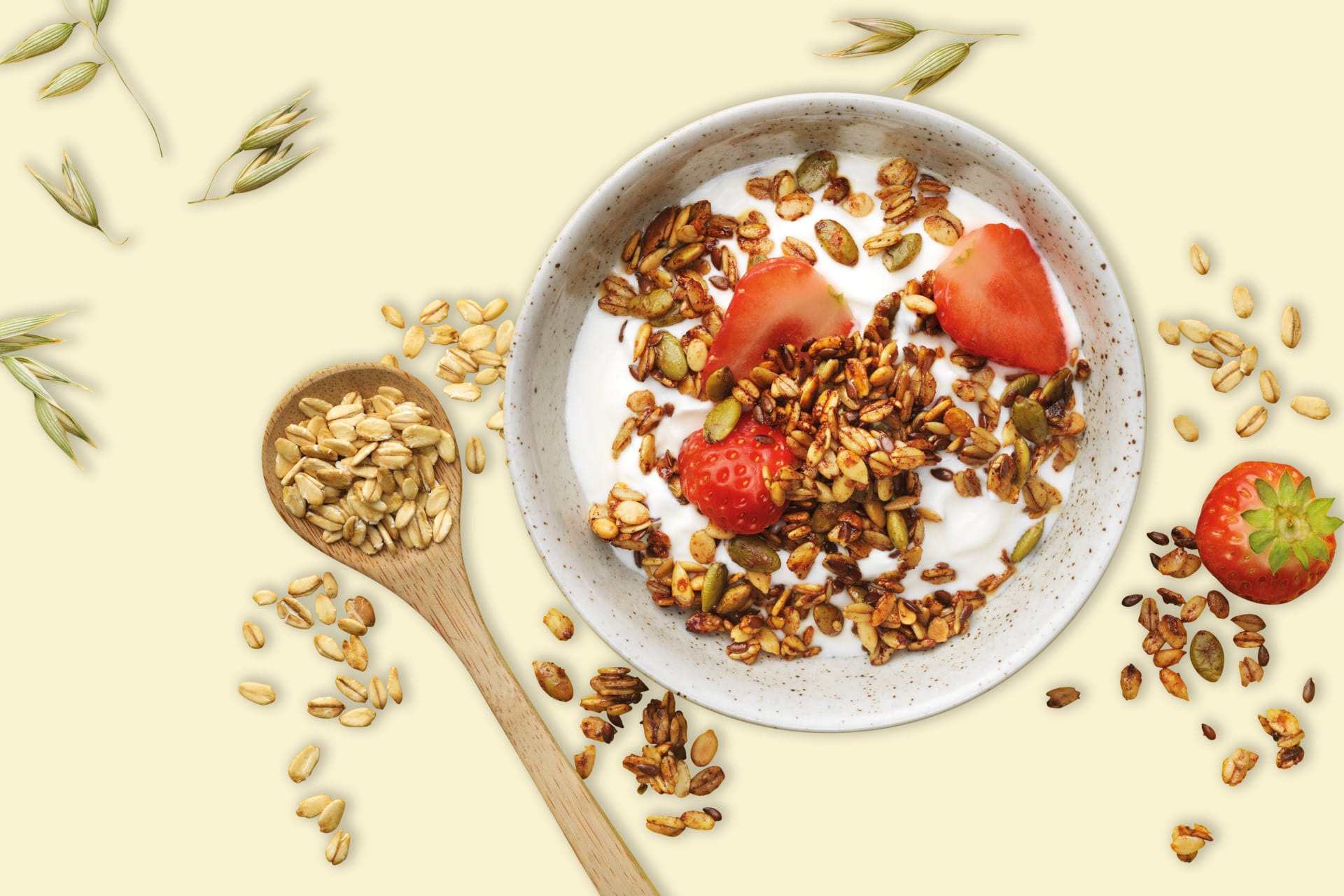 Tallrik med yoghurt toppad med frögranola och jordgubbar