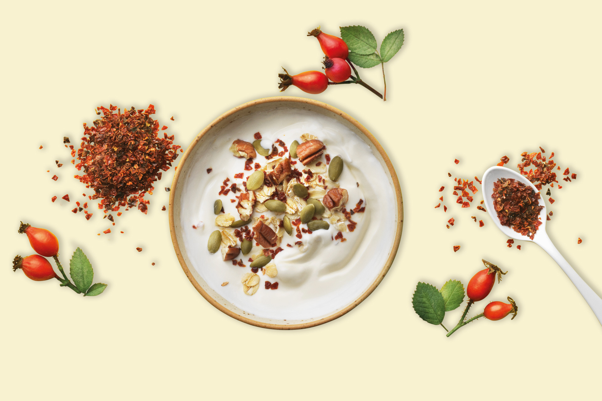 Tallrik med yoghurt toppad med hemgjord nyponmüsli