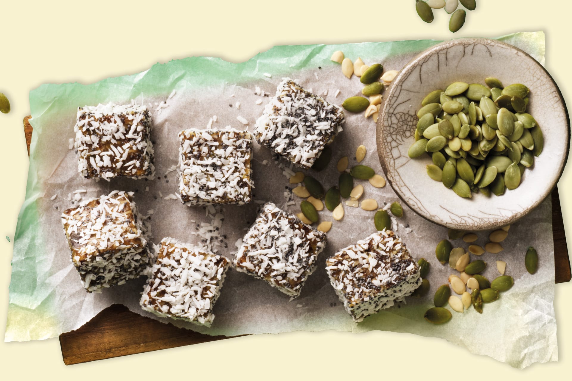 Kalla kokosrutor upplagda på bakplåtspapper